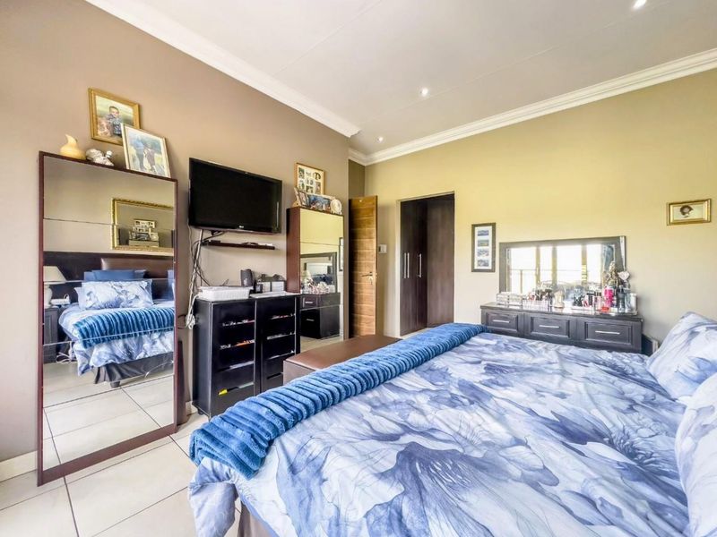 Modern, double storey cluster in secure estate - Photo 9