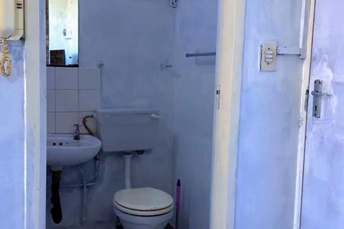 Comfortable Bachelor Flat with Fitted Kitchen – Prime Arcadia Location! - Photo 3