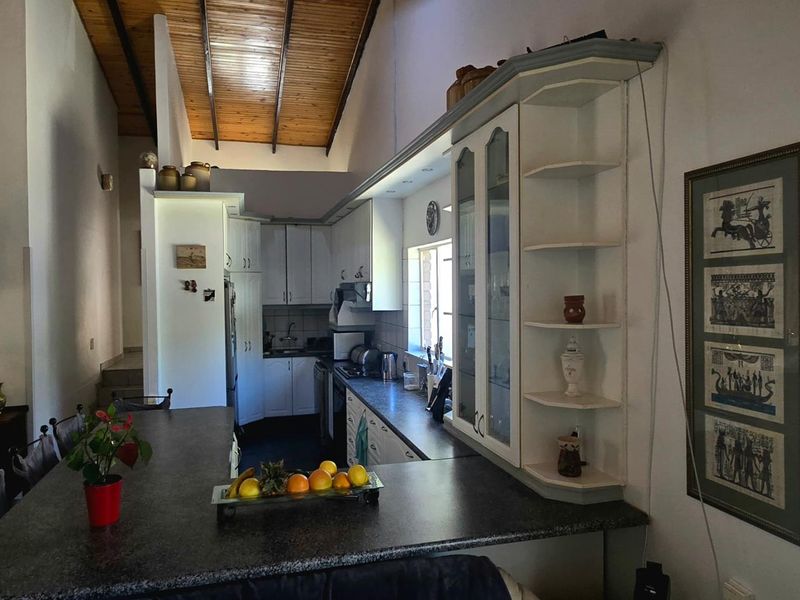 Spacious property in a quiet cul-de-sac with lots of parking - Photo 6