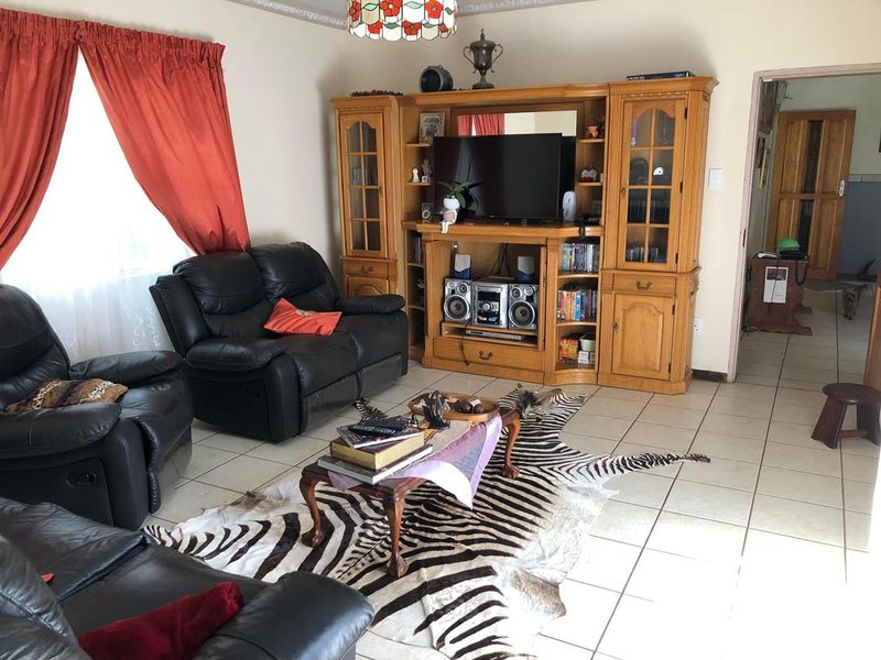 3 BEDROOM FAMILY HOUSE FOR SALE - TSUMEB - Photo 3