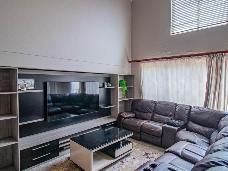 Luxurious Comfort: Spacious Bedrooms & Inviting Lounge! - Photo 9