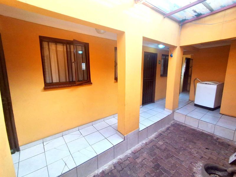 Fully furnished property in Jan Hofmeyer near the University of Johannesburg and the SABC offices, ideal for student accommodation near the and the SABC office - Photo 3