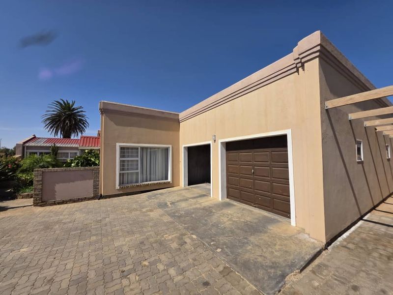 Massive 4-bedroom, 3-bathroom house for sale in Henties Bay Noord Buin - Photo 4