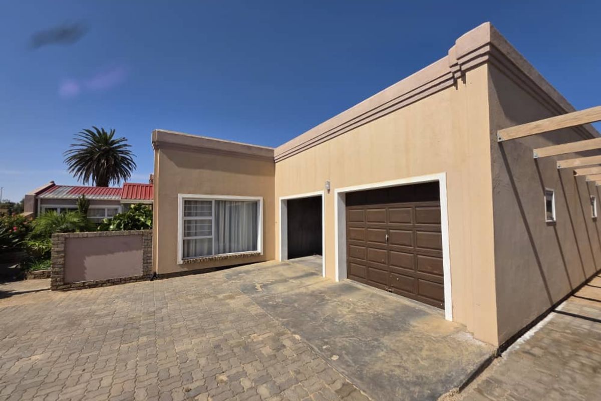 Massive 4-bedroom, 3-bathroom house for sale in Henties Bay Noord Buin - Photo 4