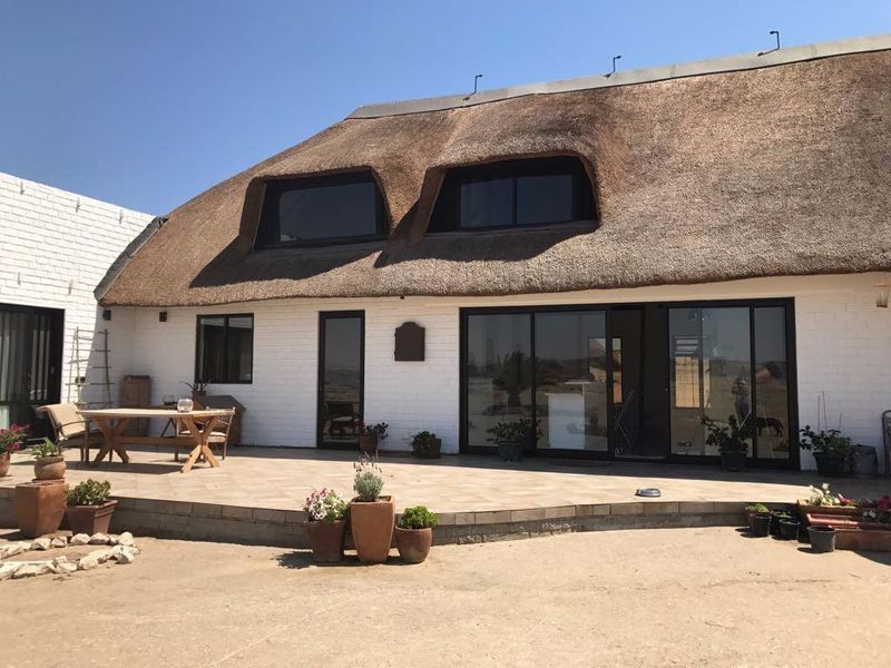 REDUCED!!! Lovely light & spacious thatch house on 10 ha plot with amazing views - Photo 2