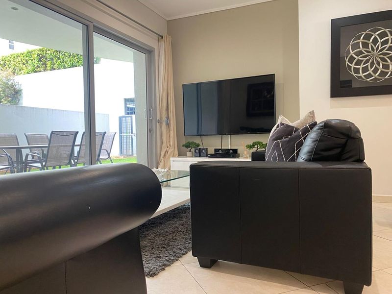 A STUNNING FURNISHED TWO BEDROOM GARDEN APARTMENT - Photo 7