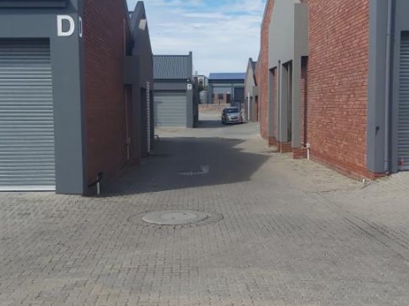 Workshop/ mini warehouse/ Distribution unit to let in Fairview. - Photo 8