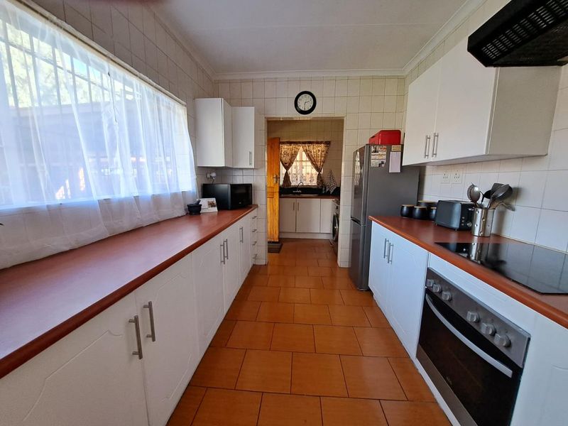 Spacious Family Home with Lush Garden & Entertainment Area - Photo 9