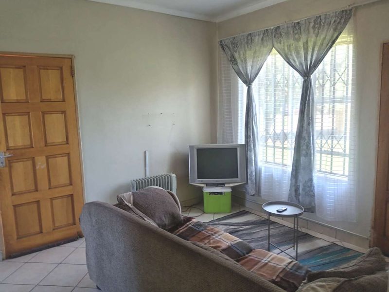 THREE BEDROOM TOWNHOUSE FOR SALE IN DAWN PARK - Photo 3