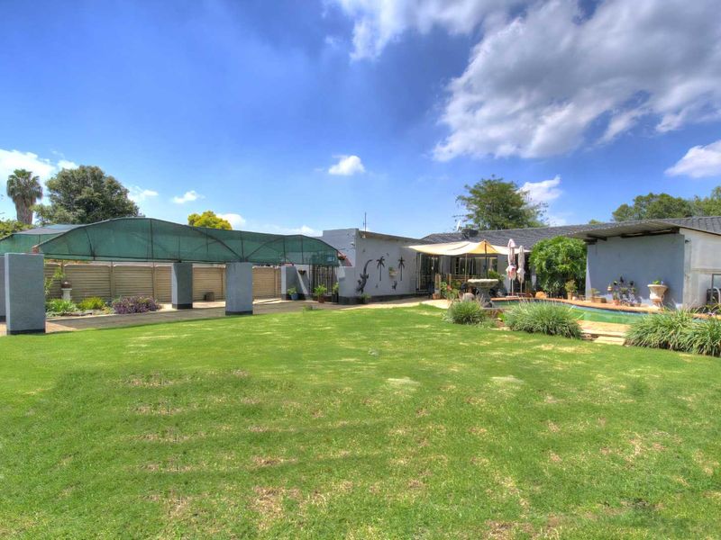 4 bed home plus 2 cottages - Photo 3