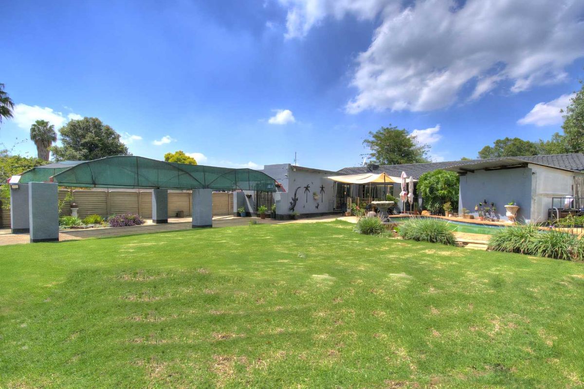 4 bed home plus 2 cottages - Photo 3