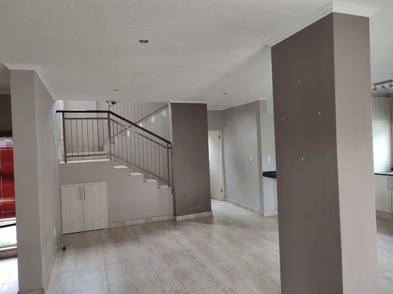 THATCHFIELD HILL - 4 BEDROOM HOUSE WITH STAFF QUARTERS - Photo 2