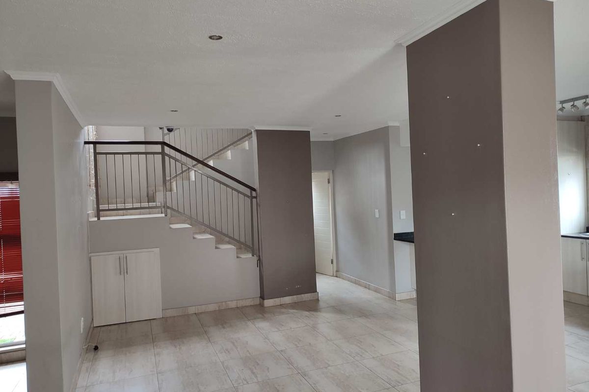 THATCHFIELD HILL - 4 BEDROOM HOUSE WITH STAFF QUARTERS - Photo 2