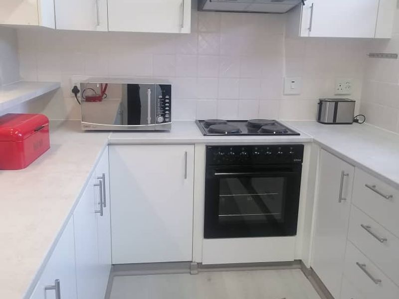 Newly renovated townhouse with stylish modern furnishings - Photo 5