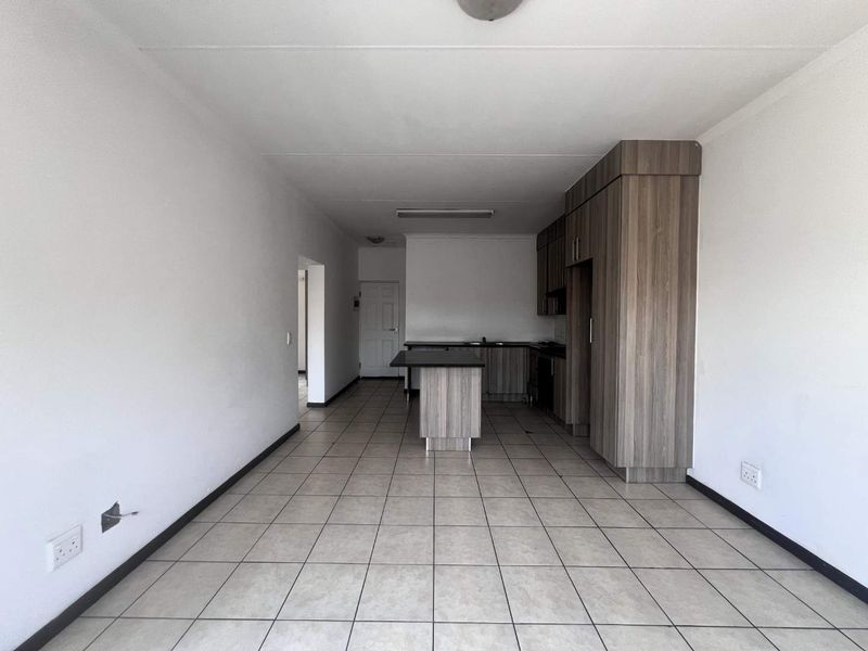 Family-Friendly Complex: Pool, Play Area & Secure Living - Photo 2