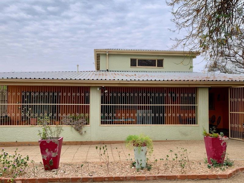 For Sale: Spacious 3-Bedroom House with Double Garage in Okahandja - Photo 2