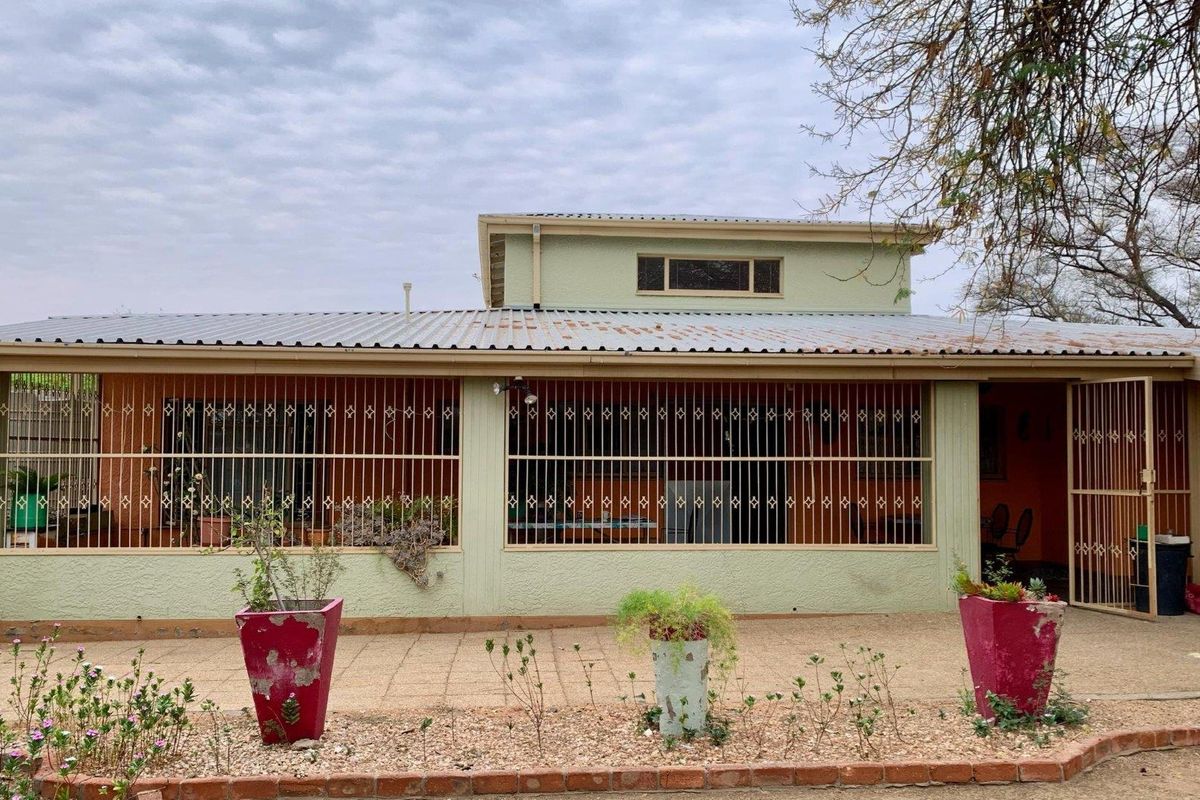 For Sale: Spacious 3-Bedroom House with Double Garage in Okahandja - Photo 2