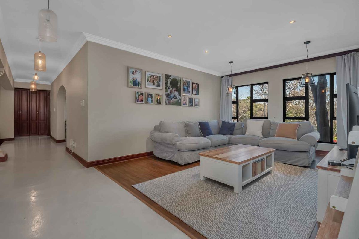 LARGE FAMILY HOME CLOSE TO GREEN BELT - Photo 5
