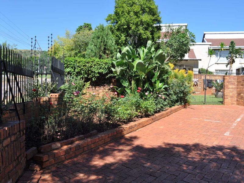 Spacious 3 bedroom duplex with wrap around garden - Photo 3