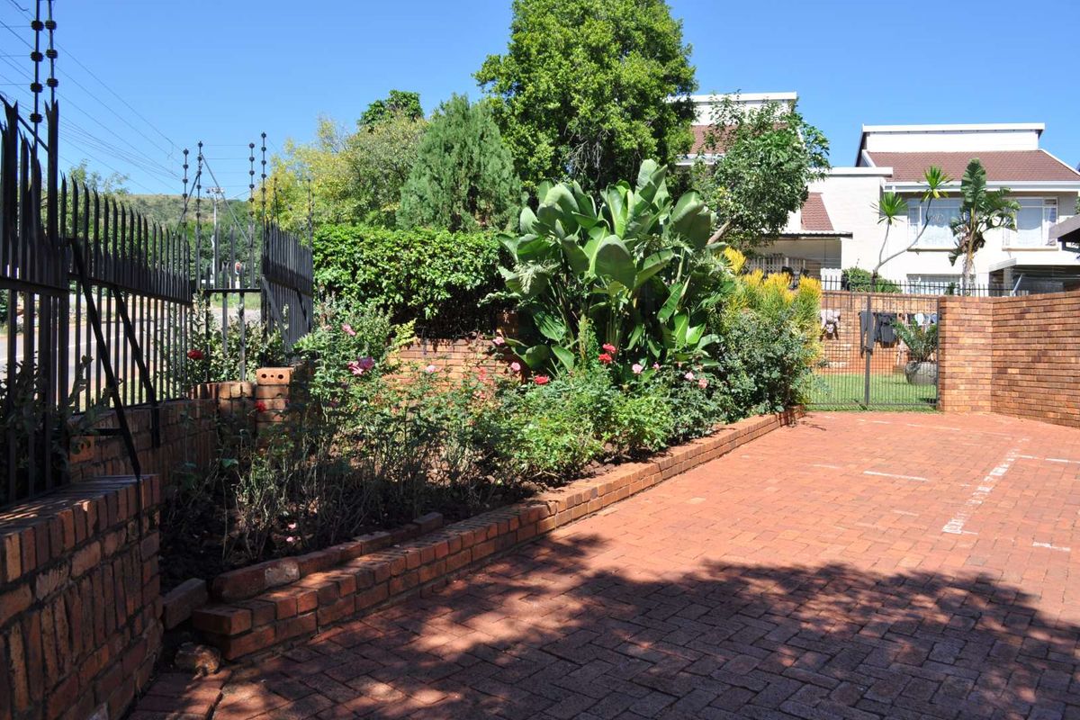 Spacious 3 bedroom duplex with wrap around garden - Photo 3