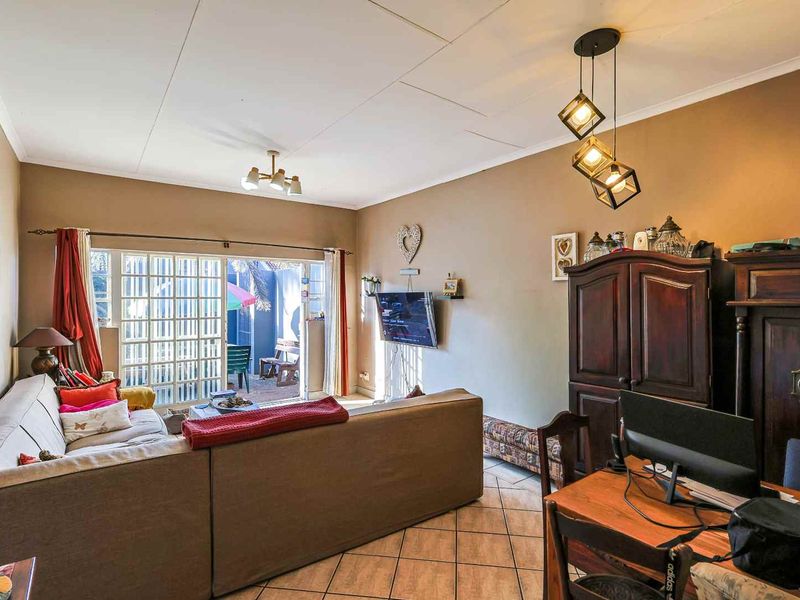 Spacious & Private 3-Bedroom in Secure Small Complex - Photo 3