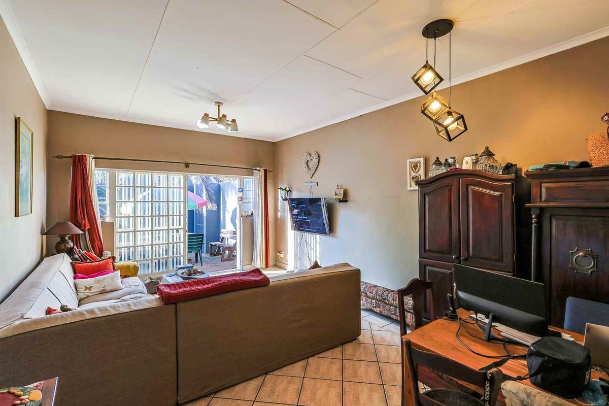 Spacious & Private 3-Bedroom in Secure Small Complex - Photo 3