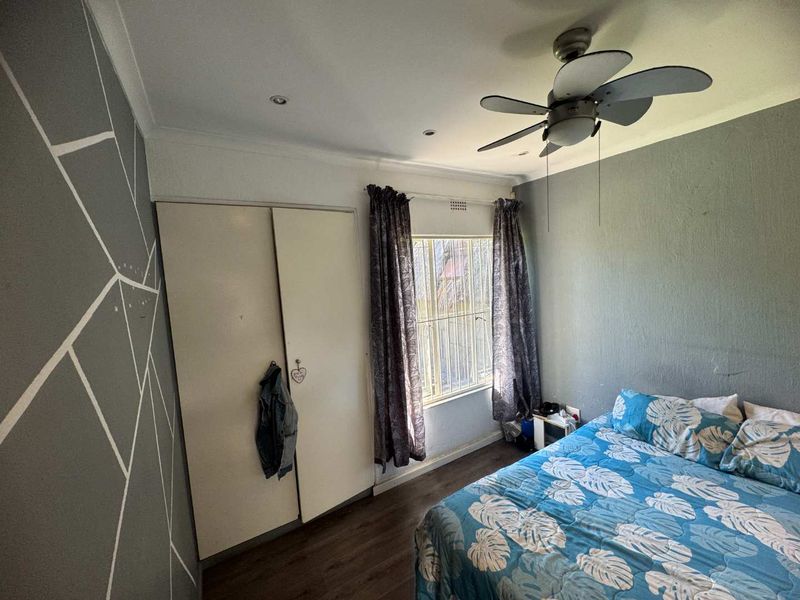 Large Modern Family Home - Photo 9