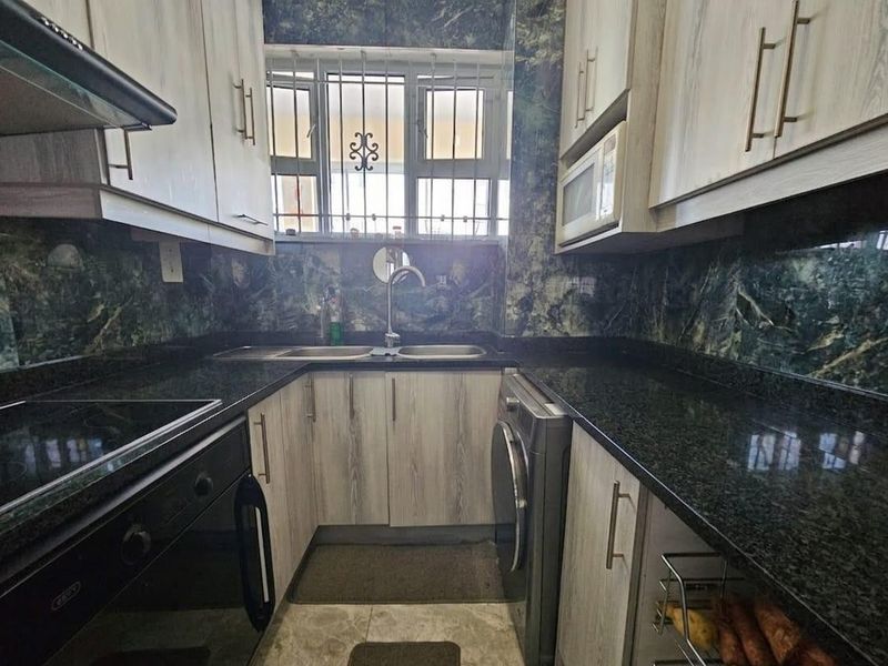 Beautifully renovated 1.5-bedroom apartment in the highly sought-after and well-managed Oceanview complex on the Bluff - Photo 5