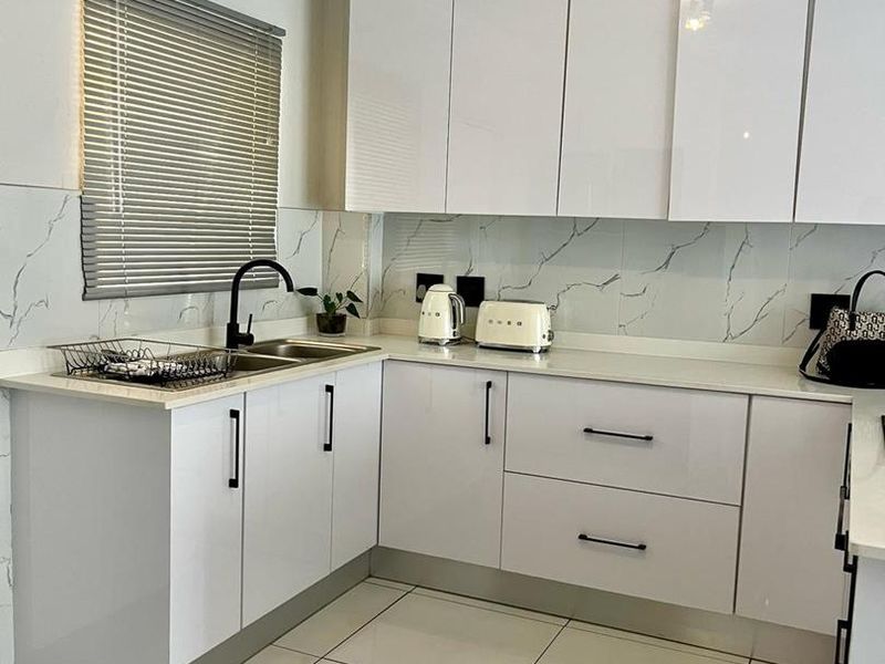 A BEAUTIFUL APARTMENT IN HONEYDEW AWAITS YOU - Photo 4