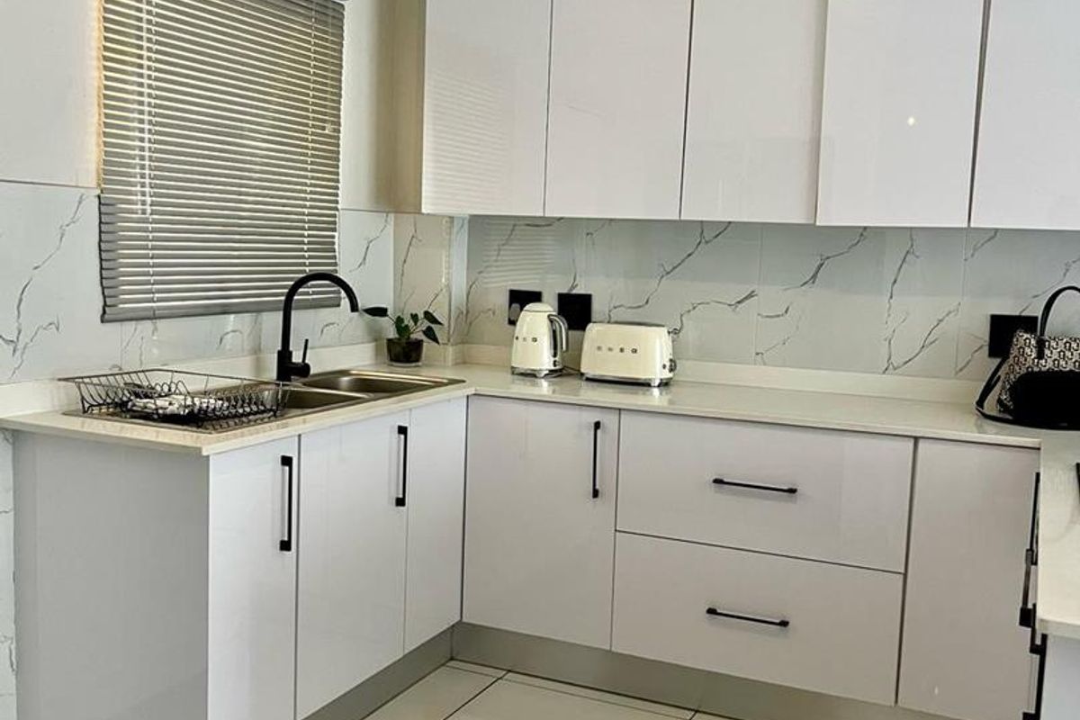 A BEAUTIFUL APARTMENT IN HONEYDEW AWAITS YOU - Photo 4