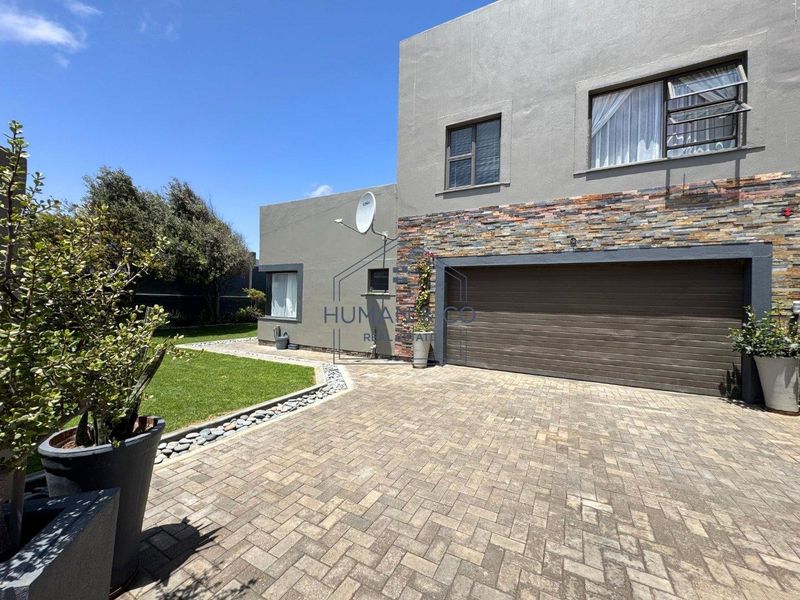 Hidden Gem in Fairway Estate: A Cozy Family Home - Photo 2