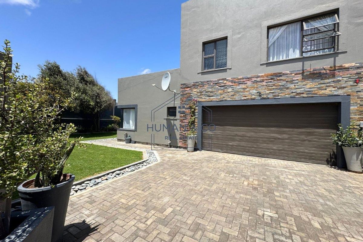 Hidden Gem in Fairway Estate: A Cozy Family Home - Photo 2