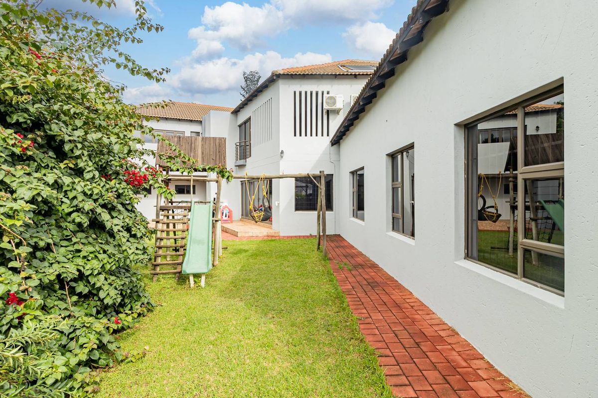 Elegant Eight-Bedroom Masterpiece in Sought-After Bryanston East - Photo 5