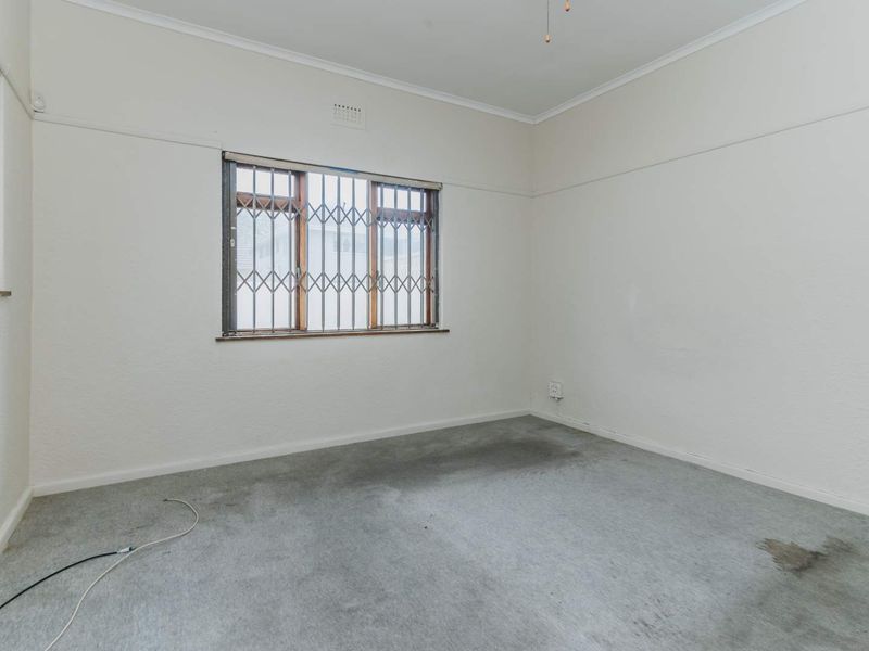 Large 3 bedroomed home on a large 516m2 corner plot, well located in Fish Hoek. - Photo 7