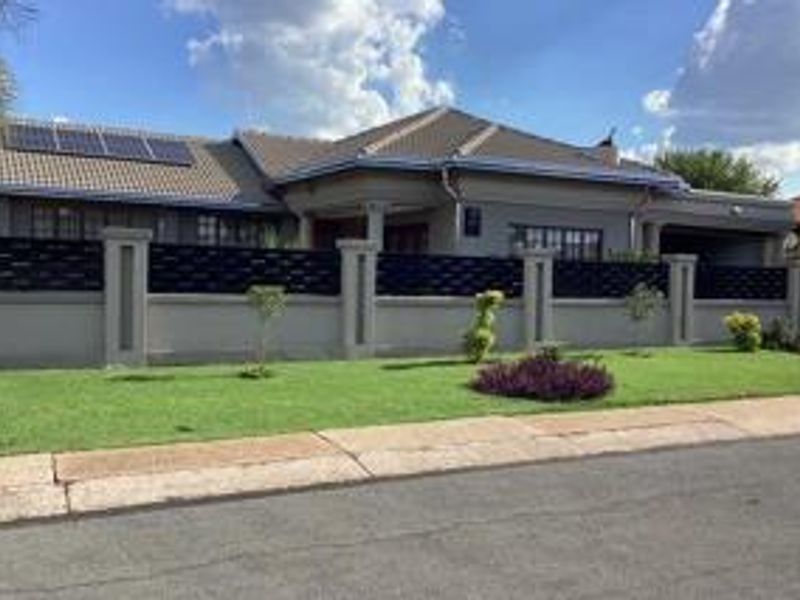 Stunning family home with modern features! - Photo 2