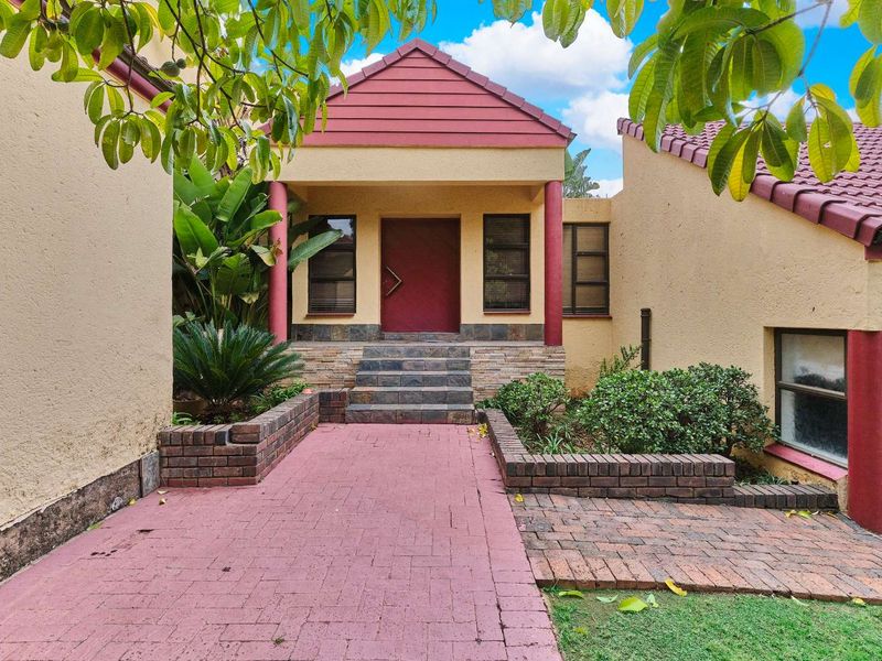 Spacious Family Home with Heart – in Quiet Cul-de-Sac - Photo 2