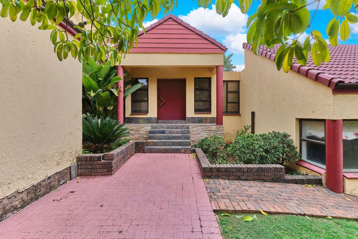 Spacious Family Home with Heart – in Quiet Cul-de-Sac - Photo 2