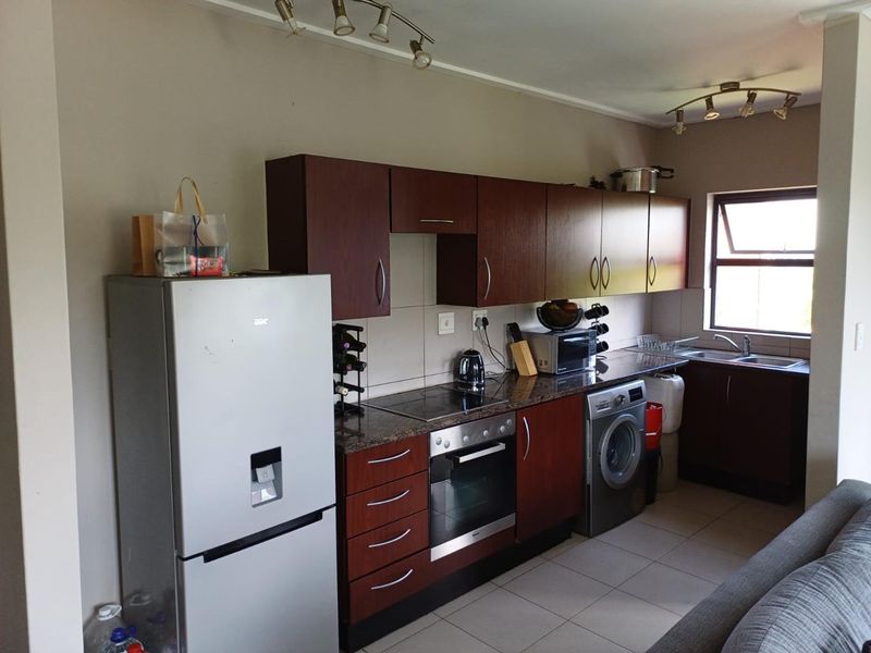 2 Bedroom 2 Bathroom modern 1st floor Apartment for sale in beautiful Golf Estate for R790 000 - Photo 3