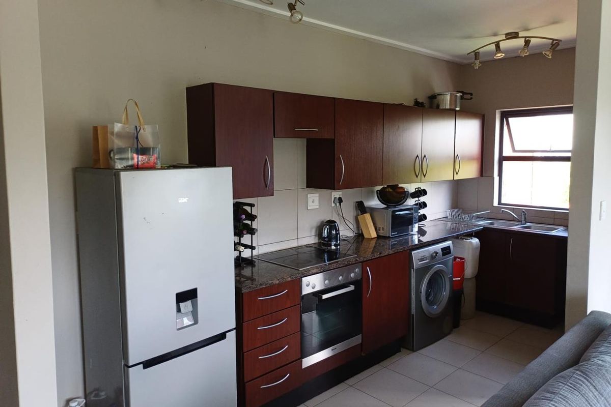 2 Bedroom 2 Bathroom modern 1st floor Apartment for sale in beautiful Golf Estate for R790 000 - Photo 3