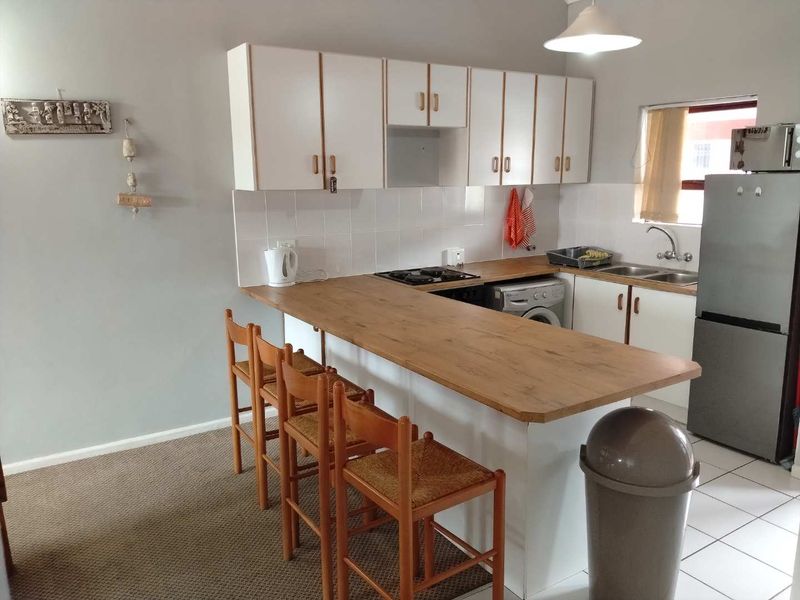 Charming 3-Bedroom Apartment with Additional Loft Space - Photo 2