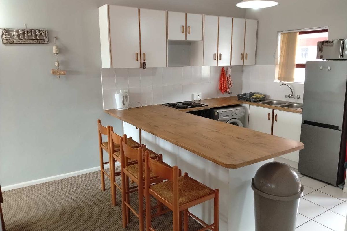 Charming 3-Bedroom Apartment with Additional Loft Space - Photo 2