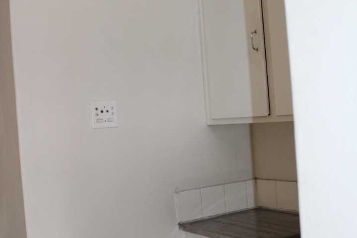 Spacious Bachelor Apartment To Let | Kronendal, 40 Troye Street - Sunnyside, Pretoria - Photo 4