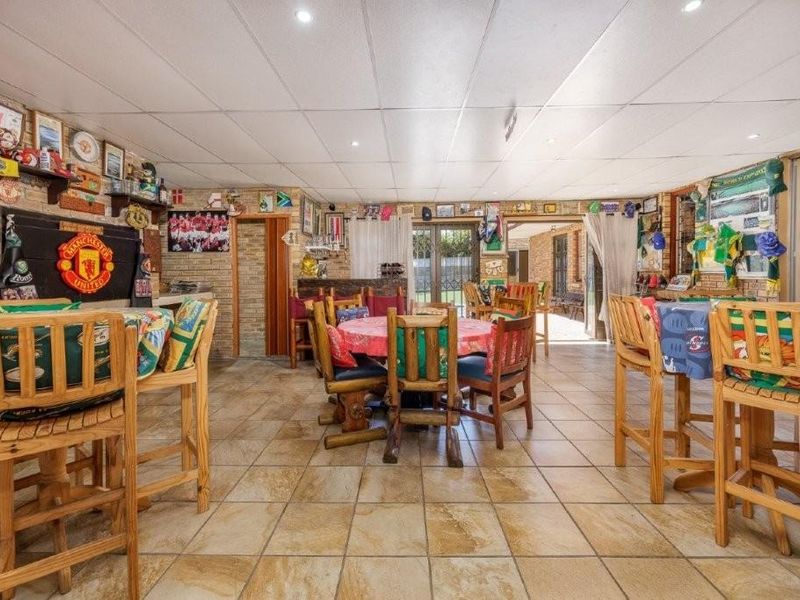 Entertainer’s Dream Family Home with Flatlet & Exceptional Features - Photo 2