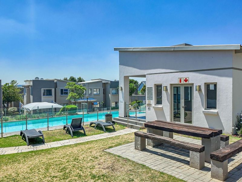 2 Bedroom Loft Apartment for Sale in Fourways - Photo 10