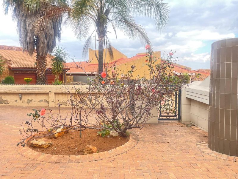 Spacious Three-Bedroom Family Home with Flatlet and Excellent Amenities - Photo 6