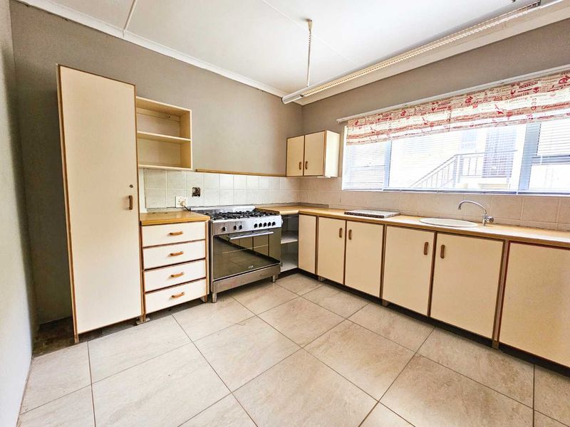 Your family home awaits, perfectly located. - Photo 7