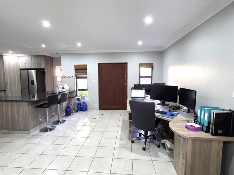 3 Bedroom House in Symphony Park To Rent - Photo 4