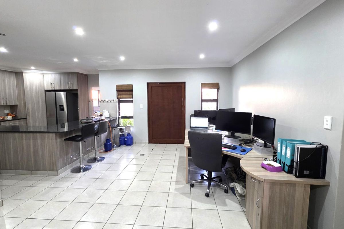 3 Bedroom House in Symphony Park To Rent - Photo 4