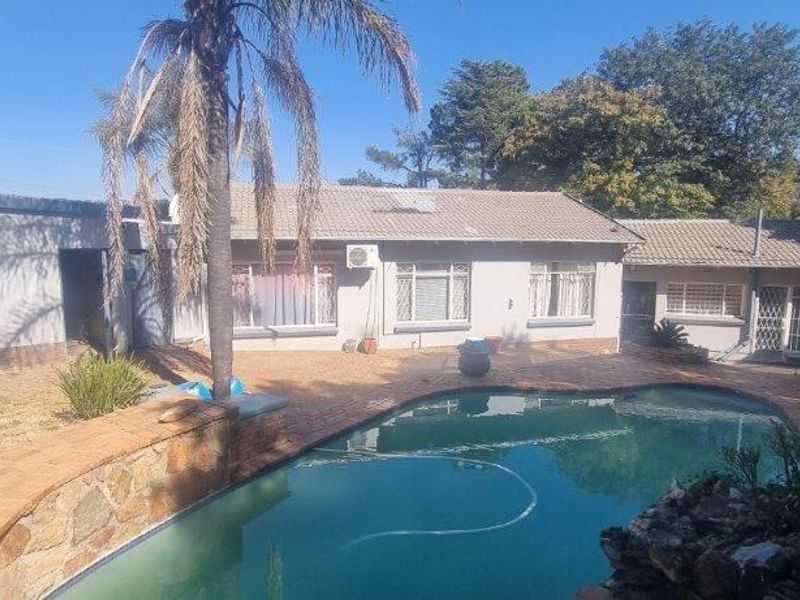 At one with Nature's tranquility. Lovely Location in Mondeor. - Photo 3