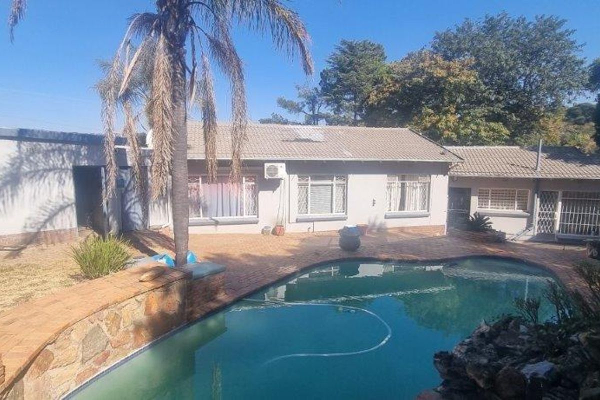 At one with Nature's tranquility. Lovely Location in Mondeor. - Photo 3